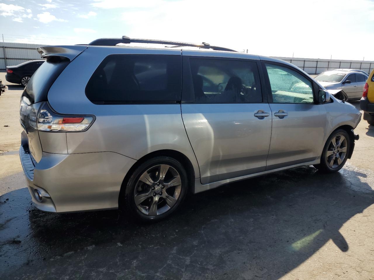 Photo 2 VIN: 5TDXK3DCXBS137171 - TOYOTA SIENNA 