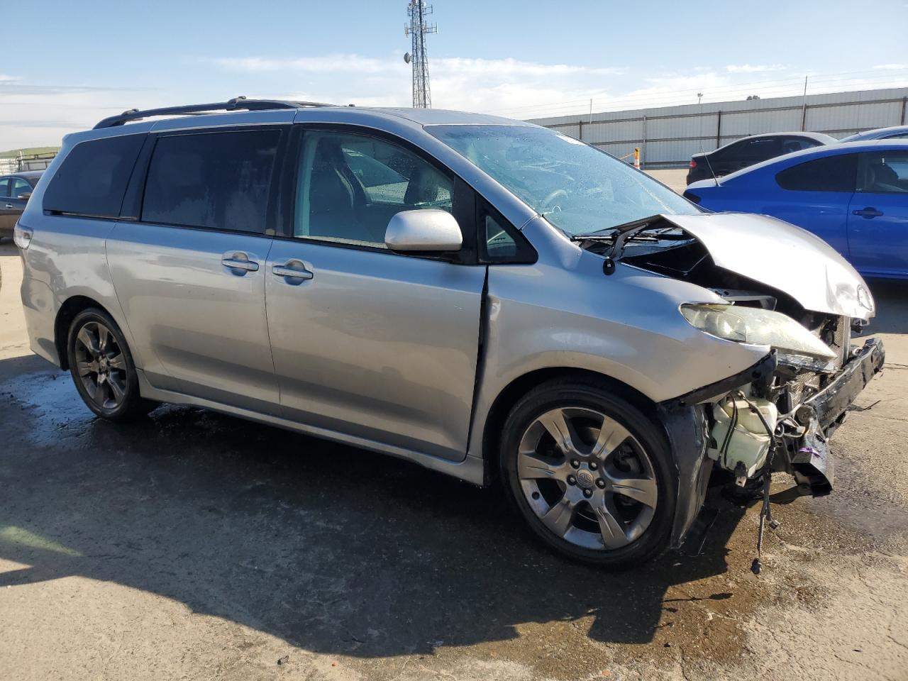 Photo 3 VIN: 5TDXK3DCXBS137171 - TOYOTA SIENNA 