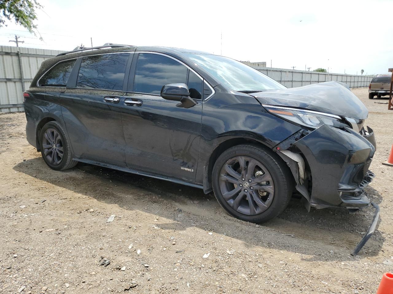 Photo 3 VIN: 5TDXRKEC7MS045751 - TOYOTA SIENNA 