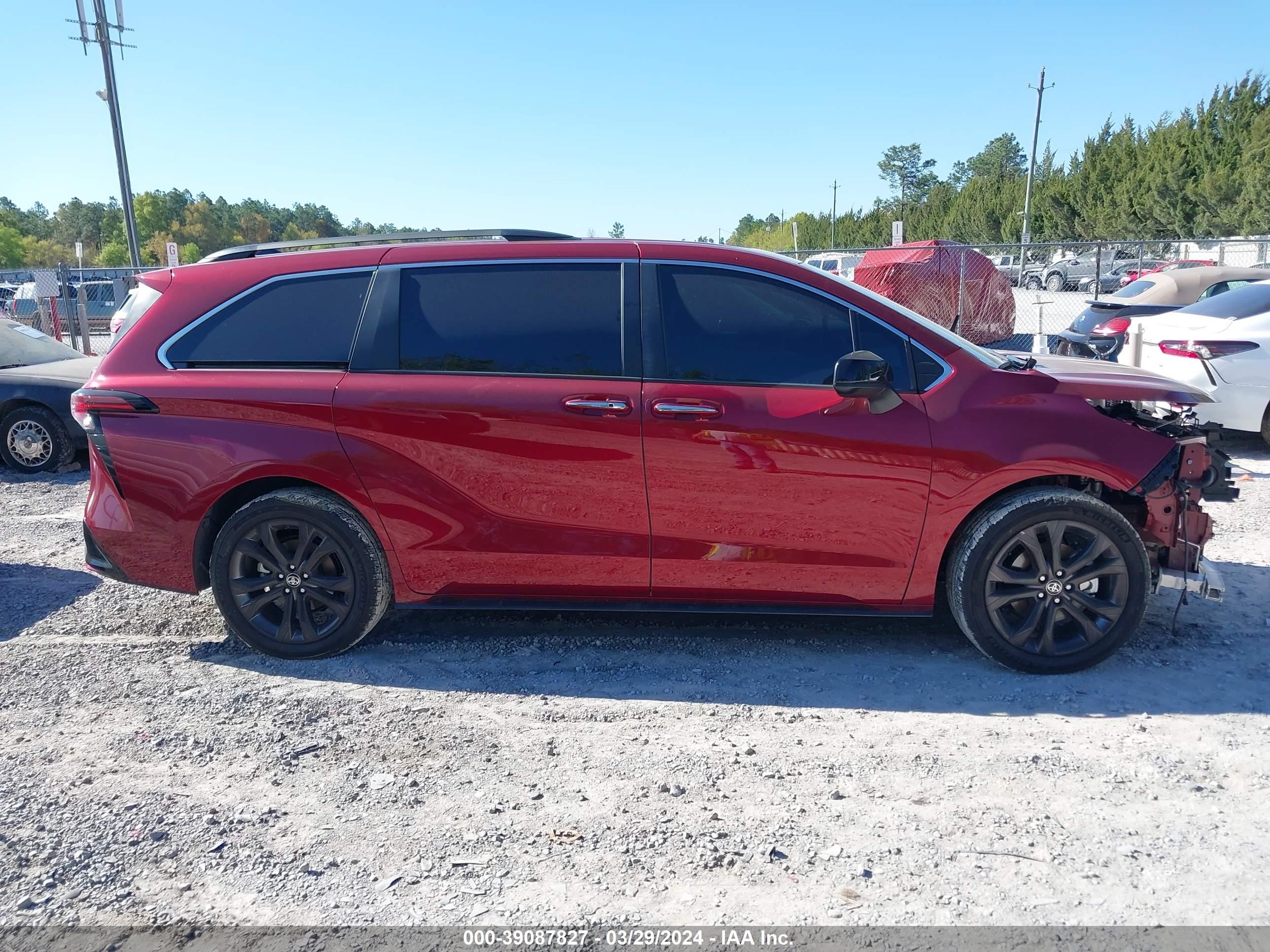 Photo 13 VIN: 5TDXRKEC8PS142431 - TOYOTA SIENNA 