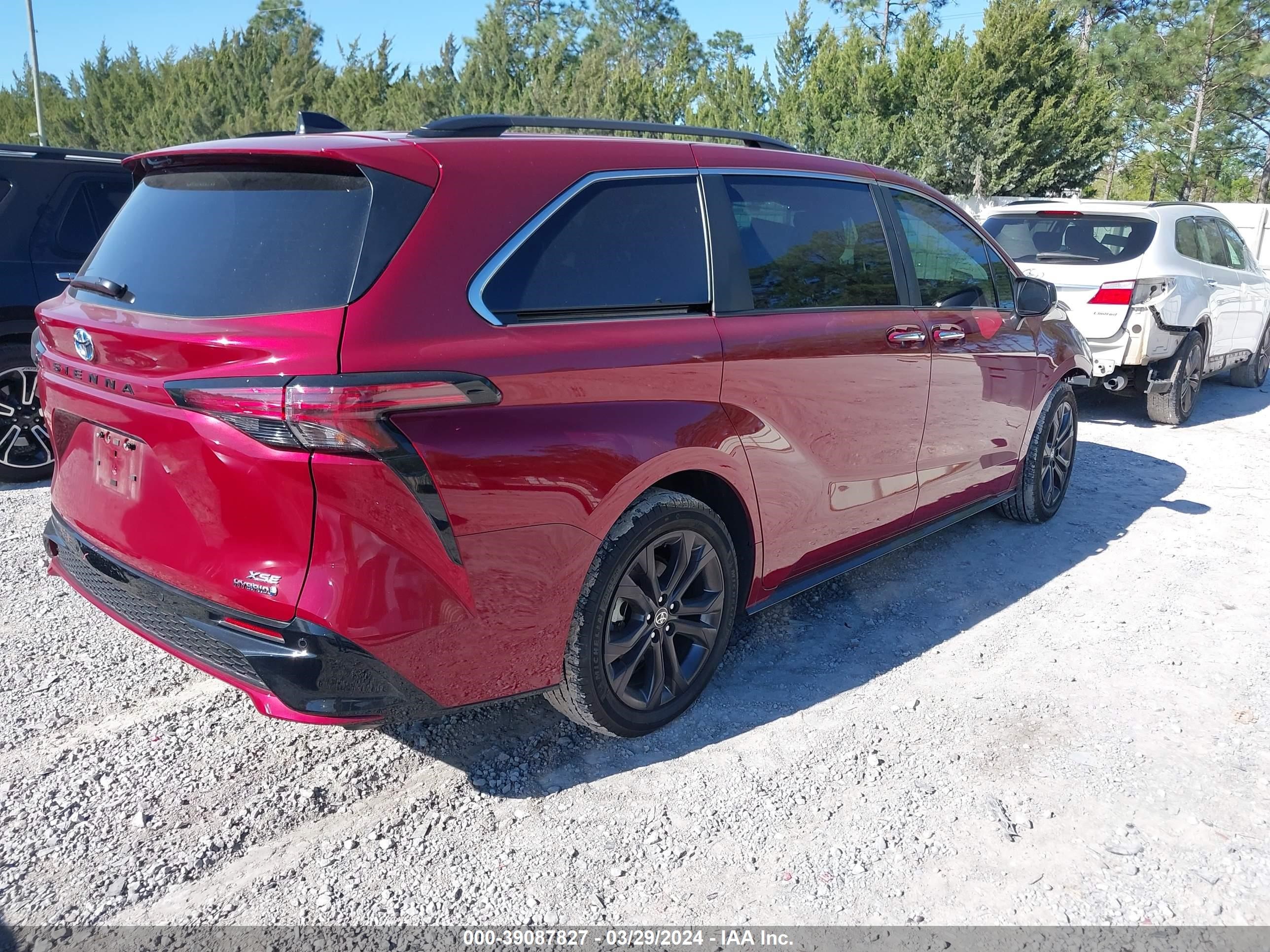 Photo 3 VIN: 5TDXRKEC8PS142431 - TOYOTA SIENNA 