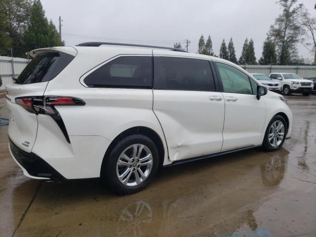 Photo 2 VIN: 5TDXSKFC7NS048878 - TOYOTA SIENNA XSE 