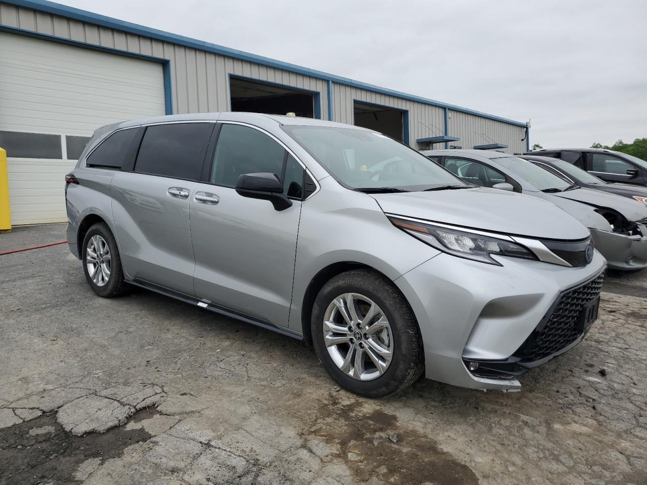 Photo 3 VIN: 5TDXSKFC8PS101106 - TOYOTA SIENNA 