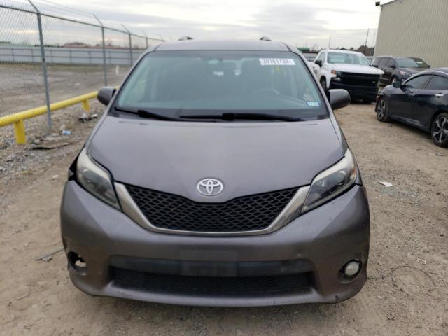 Photo 4 VIN: 5TDXZ3DC0HS773229 - TOYOTA SIENNA SE 