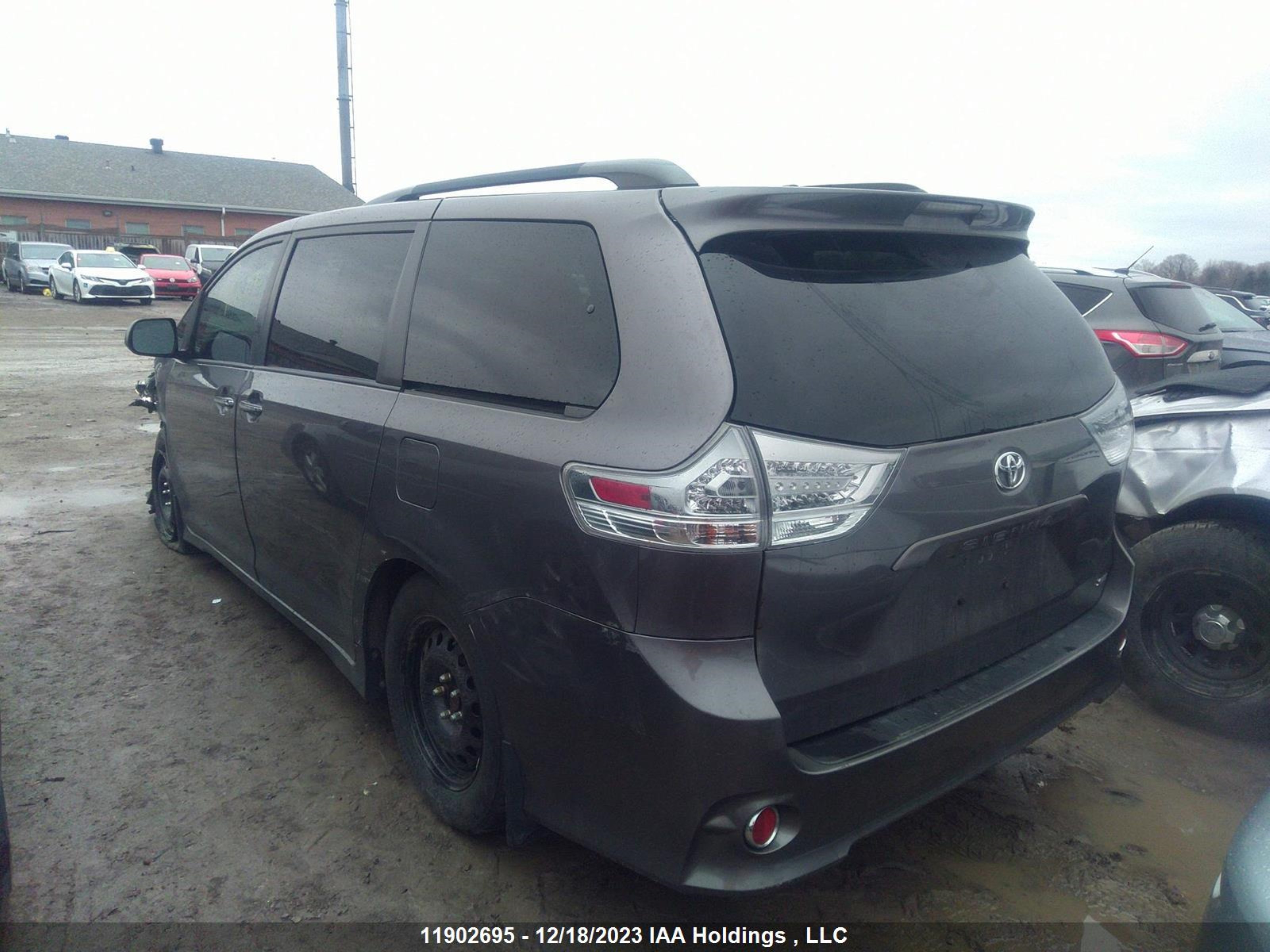 Photo 2 VIN: 5TDXZ3DC0HS803426 - TOYOTA SIENNA 