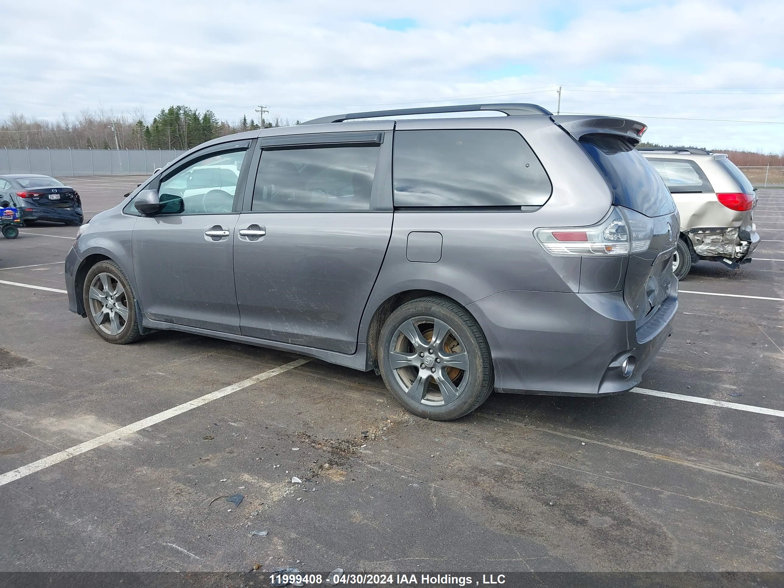 Photo 2 VIN: 5TDXZ3DC1HS777452 - TOYOTA SIENNA 