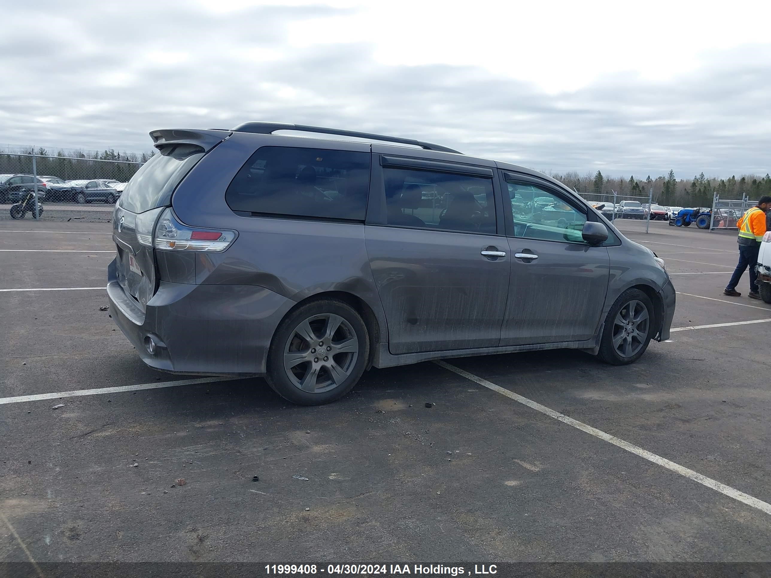 Photo 3 VIN: 5TDXZ3DC1HS777452 - TOYOTA SIENNA 