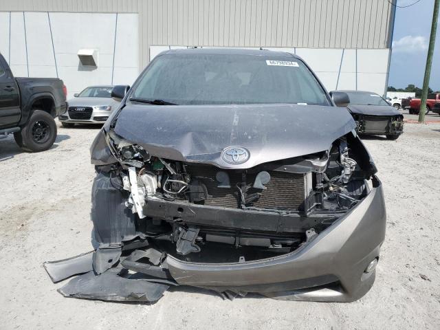 Photo 4 VIN: 5TDXZ3DC1HS802818 - TOYOTA SIENNA SE 