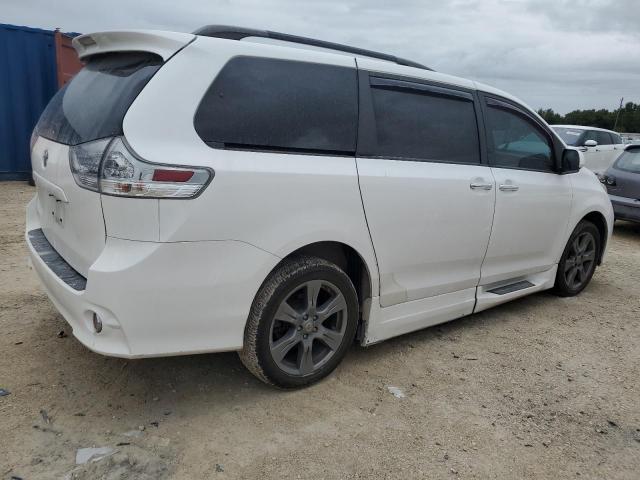 Photo 2 VIN: 5TDXZ3DC1HS861657 - TOYOTA SIENNA SE 