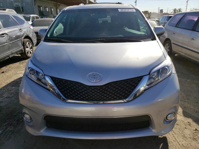 Photo 4 VIN: 5TDXZ3DC2HS798438 - TOYOTA SIENNA SE 