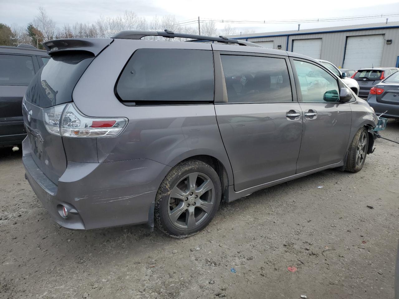 Photo 2 VIN: 5TDXZ3DC2HS813665 - TOYOTA SIENNA 