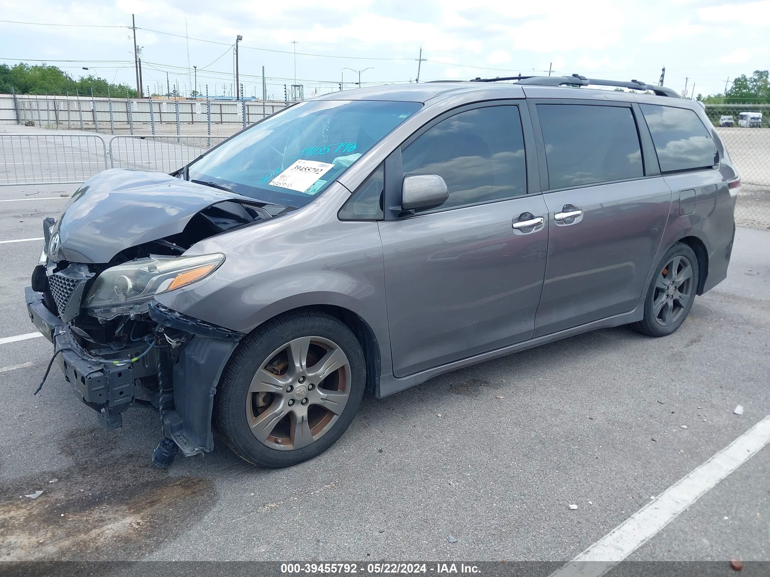 Photo 1 VIN: 5TDXZ3DC3HS780708 - TOYOTA SIENNA 