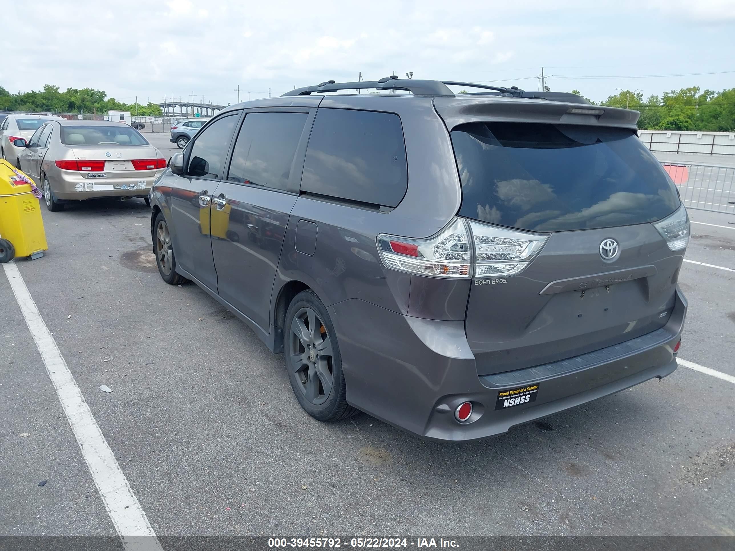 Photo 2 VIN: 5TDXZ3DC3HS780708 - TOYOTA SIENNA 