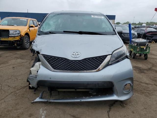 Photo 4 VIN: 5TDXZ3DC3HS856962 - TOYOTA SIENNA SE 