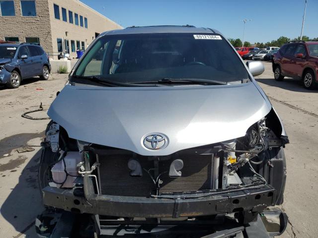 Photo 4 VIN: 5TDXZ3DC4HS850586 - TOYOTA SIENNA SE 