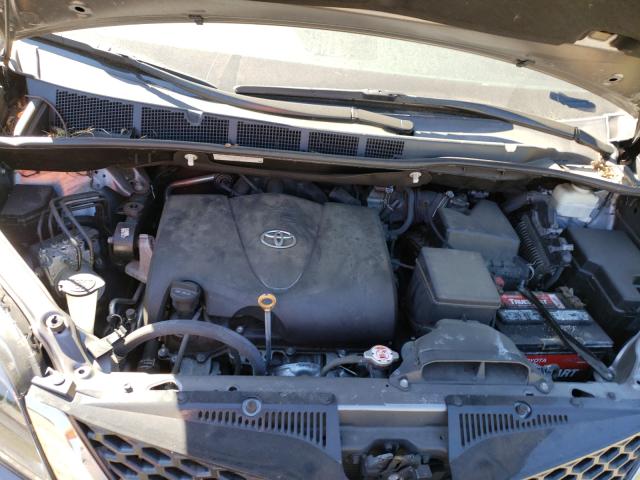 Photo 6 VIN: 5TDXZ3DC5HS874511 - TOYOTA SIENNA SE 