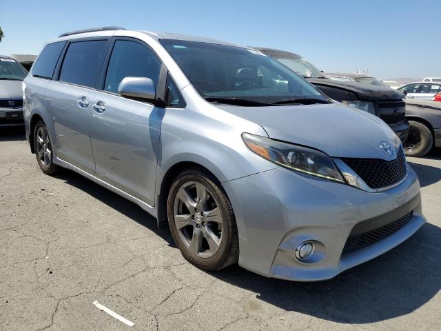 Photo 3 VIN: 5TDXZ3DC7HS868516 - TOYOTA SIENNA SE 