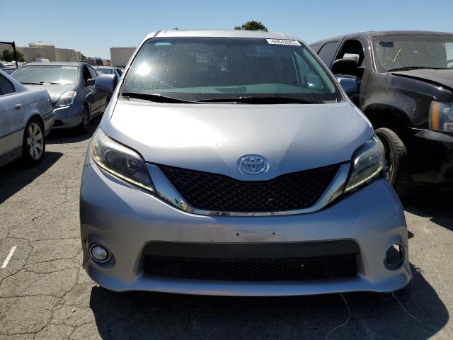 Photo 4 VIN: 5TDXZ3DC7HS868516 - TOYOTA SIENNA SE 