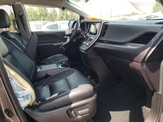 Photo 4 VIN: 5TDXZ3DC8HS793227 - TOYOTA SIENNA SE 