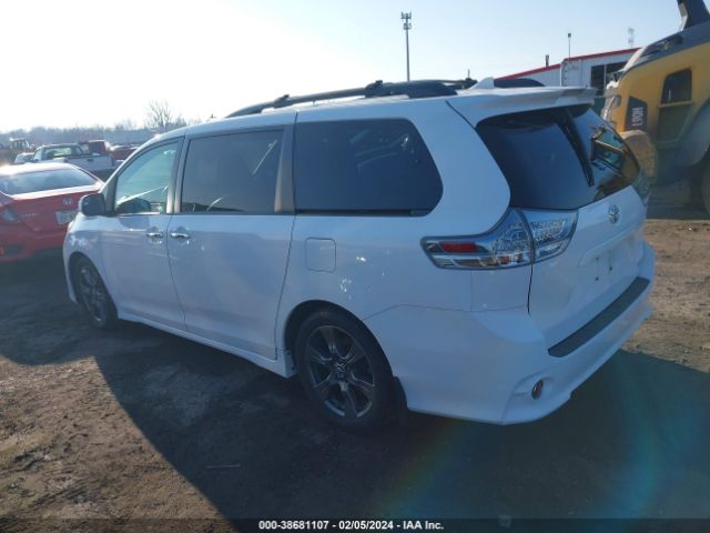 Photo 2 VIN: 5TDXZ3DC8JS903988 - TOYOTA SIENNA 