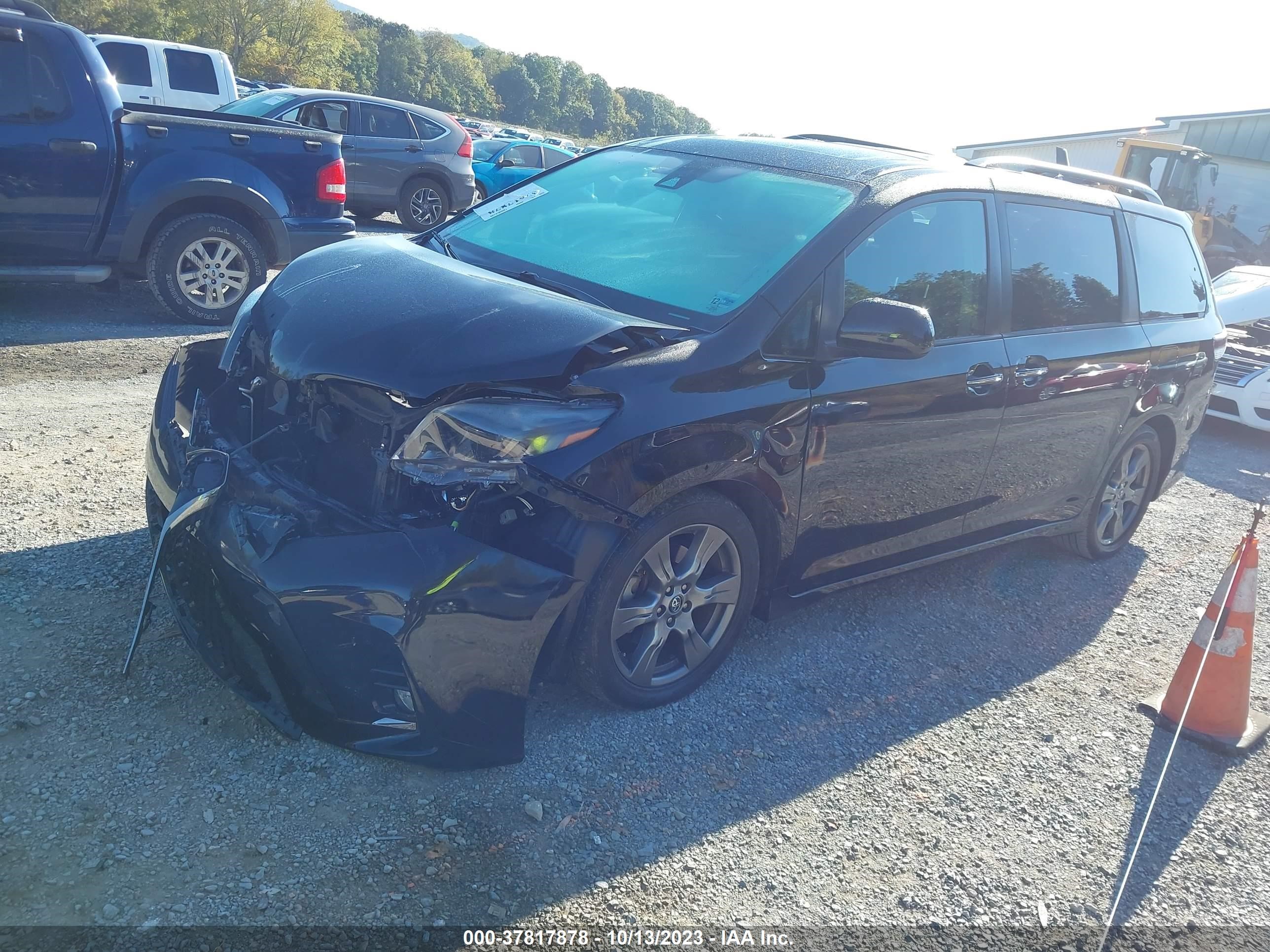 Photo 1 VIN: 5TDXZ3DC8JS942645 - TOYOTA SIENNA 