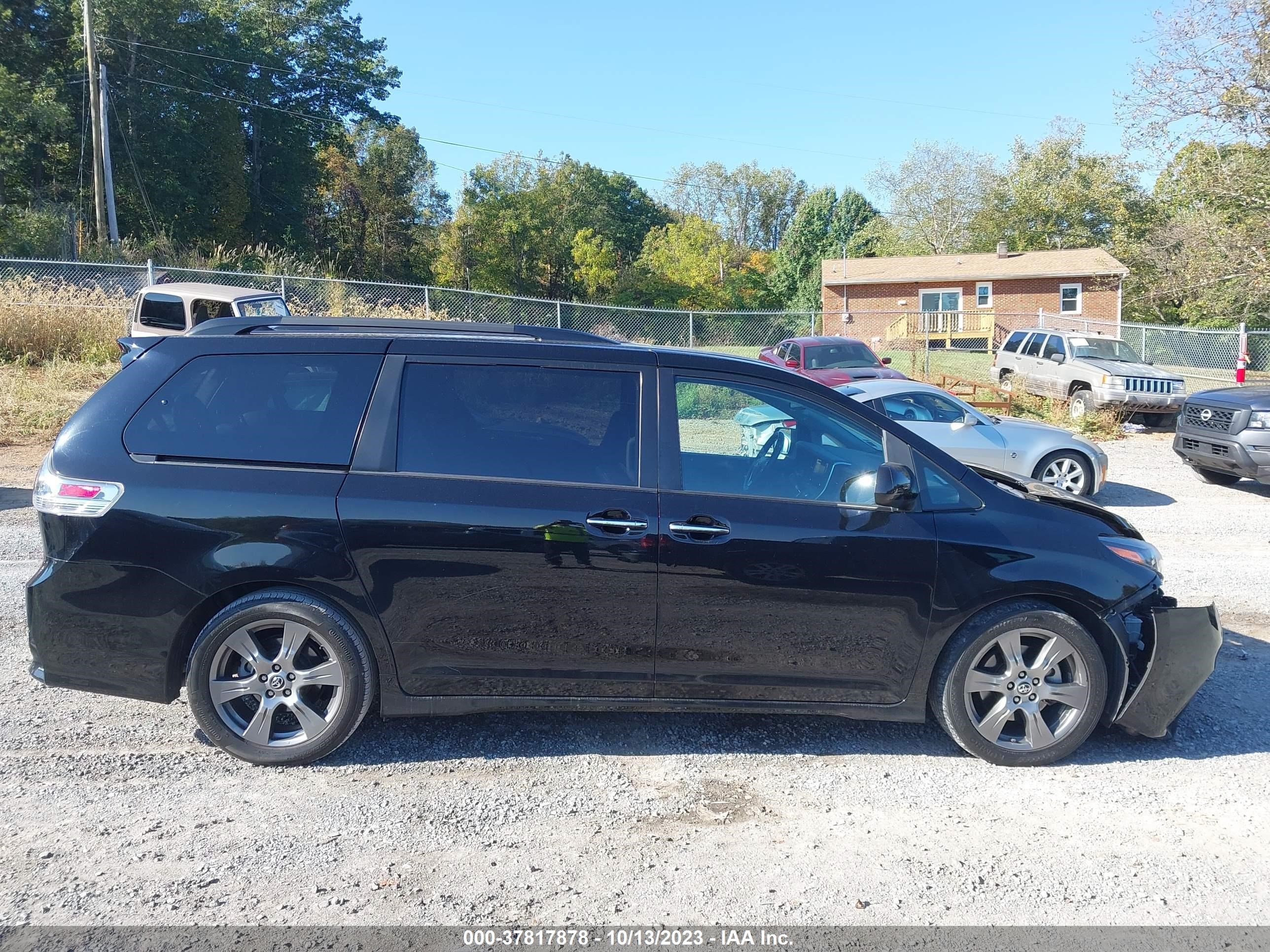 Photo 13 VIN: 5TDXZ3DC8JS942645 - TOYOTA SIENNA 