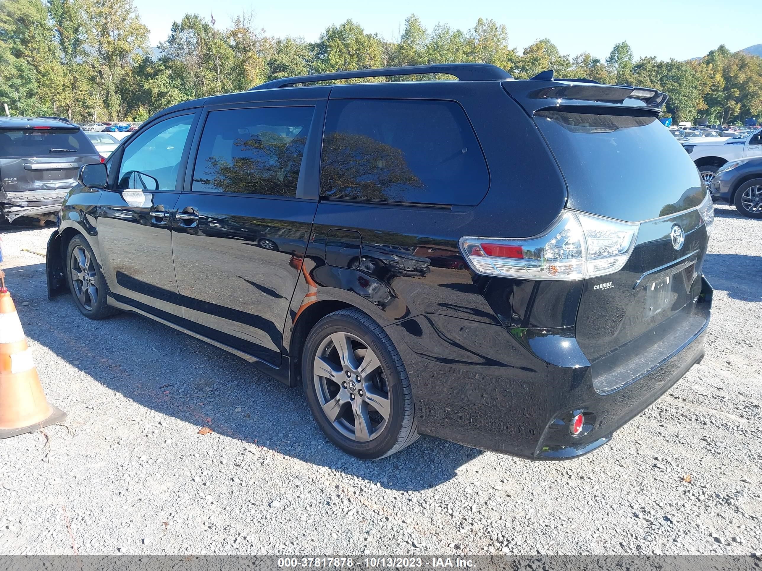 Photo 2 VIN: 5TDXZ3DC8JS942645 - TOYOTA SIENNA 