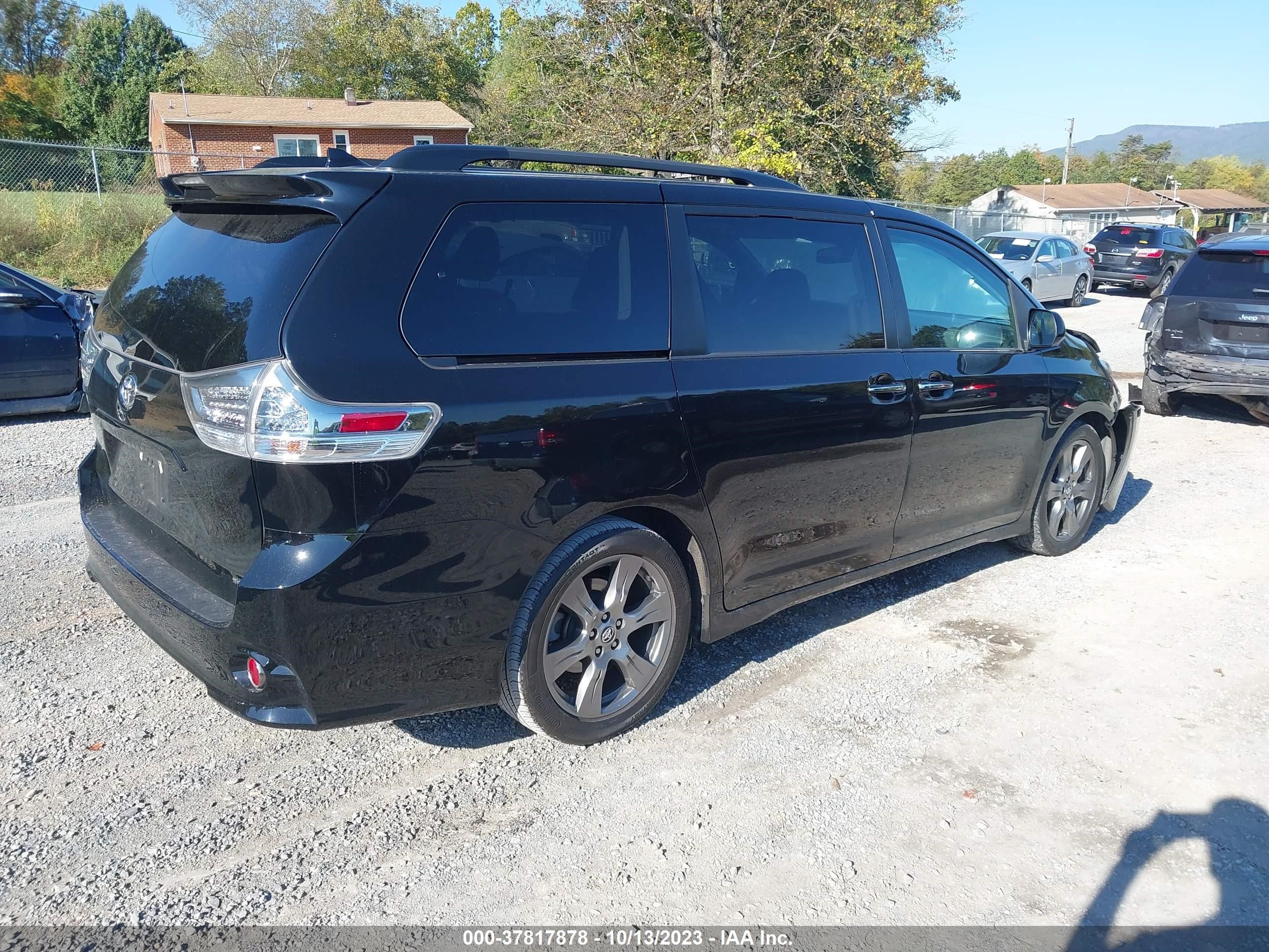 Photo 3 VIN: 5TDXZ3DC8JS942645 - TOYOTA SIENNA 