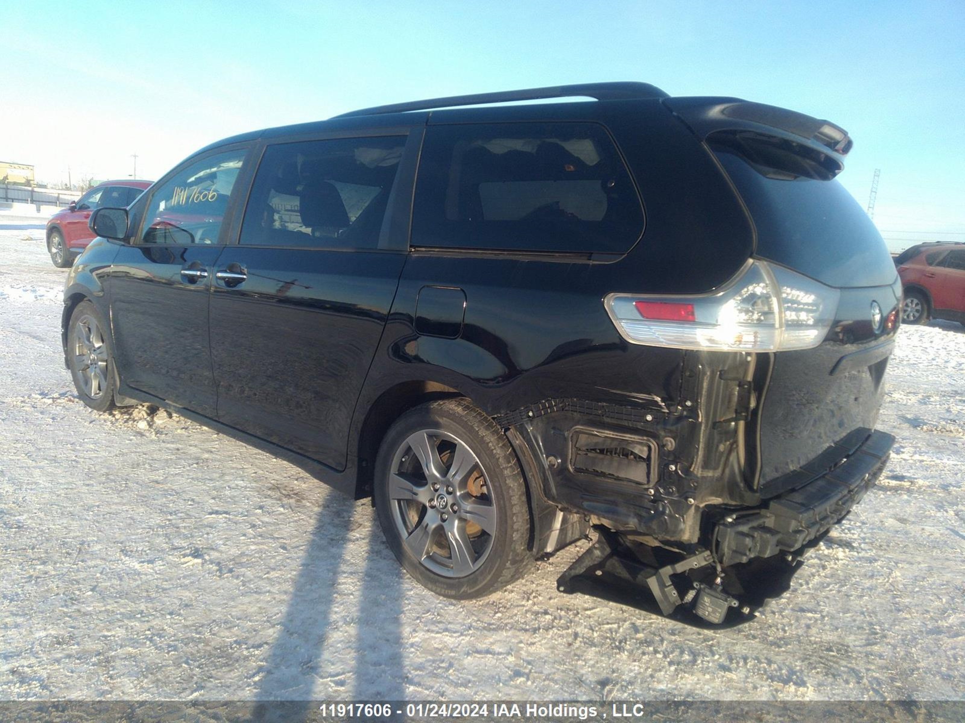 Photo 2 VIN: 5TDXZ3DC8JS952690 - TOYOTA SIENNA 