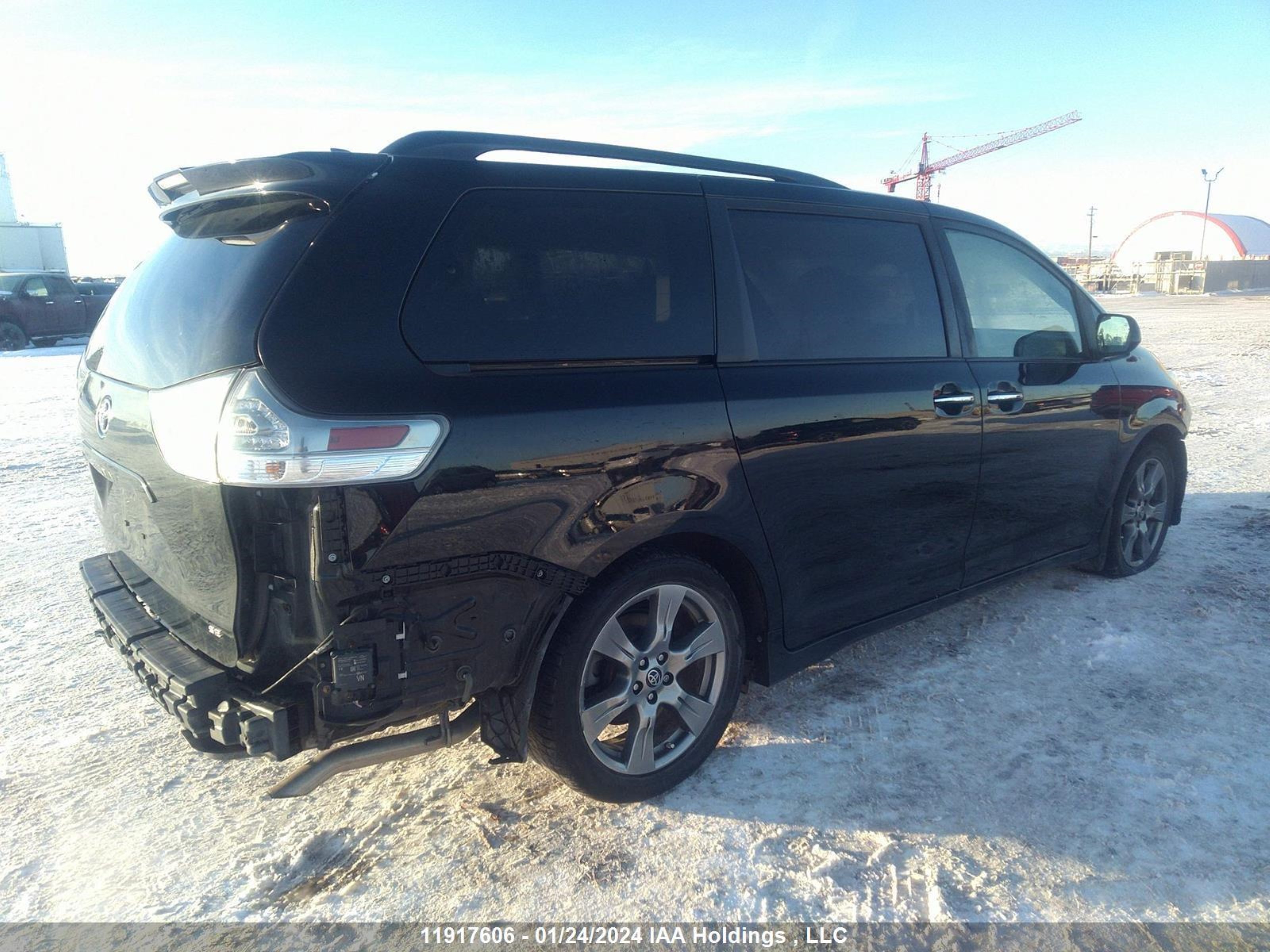 Photo 3 VIN: 5TDXZ3DC8JS952690 - TOYOTA SIENNA 