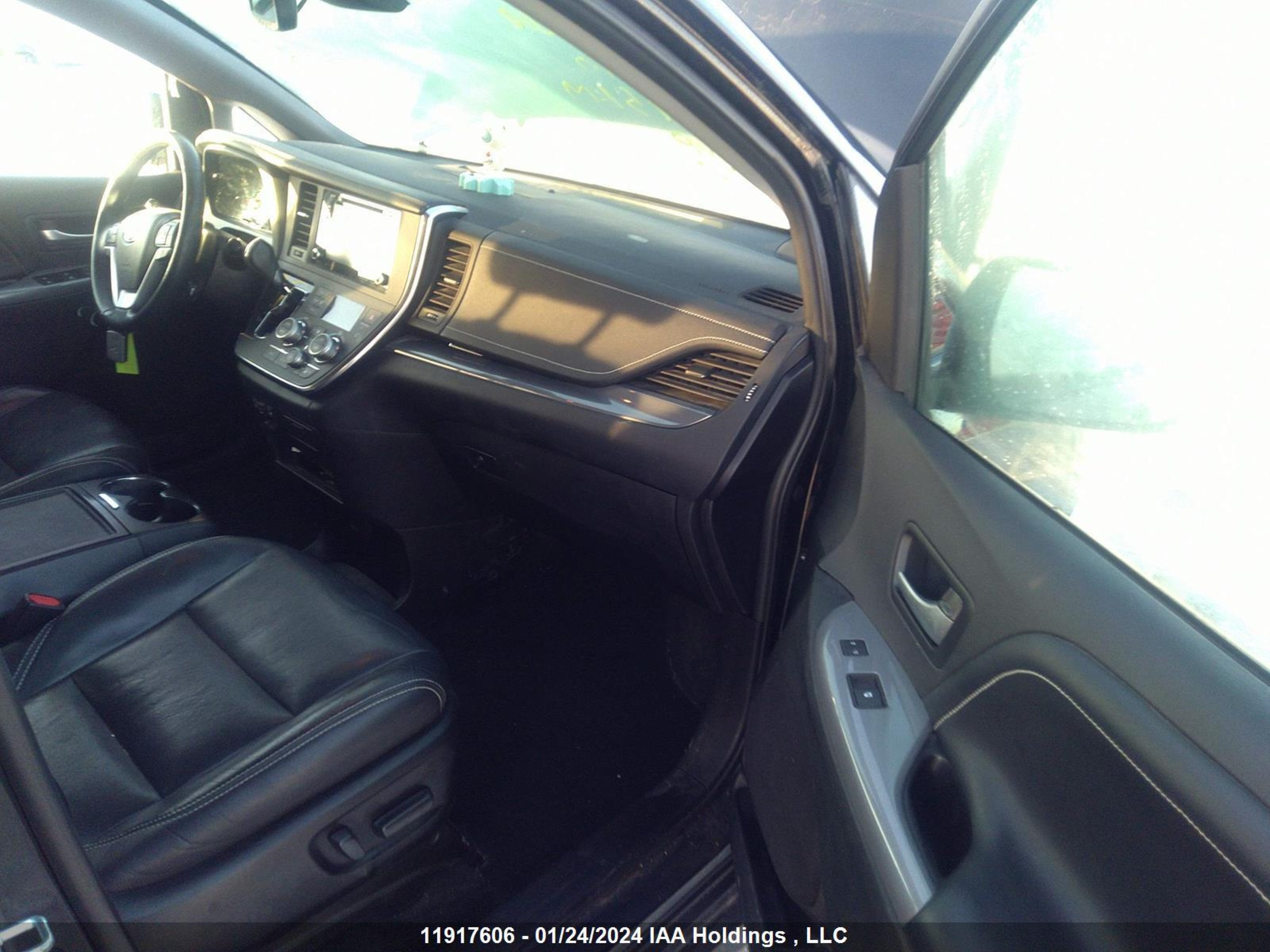 Photo 4 VIN: 5TDXZ3DC8JS952690 - TOYOTA SIENNA 