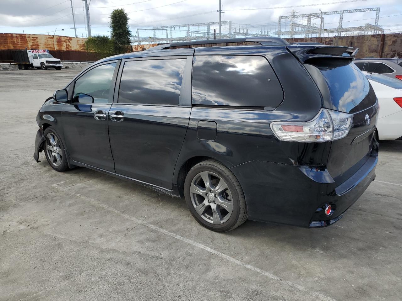 Photo 1 VIN: 5TDXZ3DC9HS777747 - TOYOTA SIENNA 