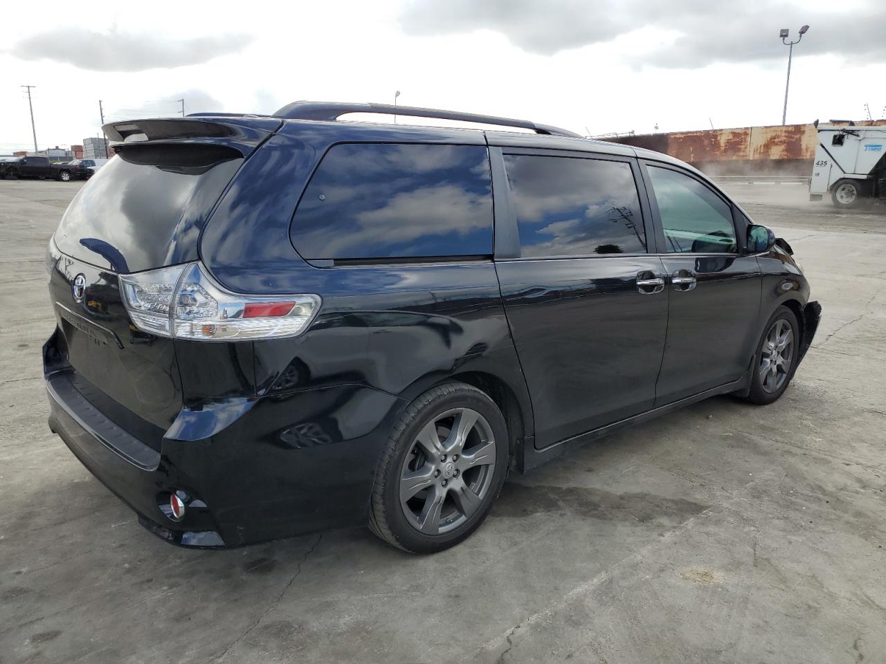 Photo 2 VIN: 5TDXZ3DC9HS777747 - TOYOTA SIENNA 