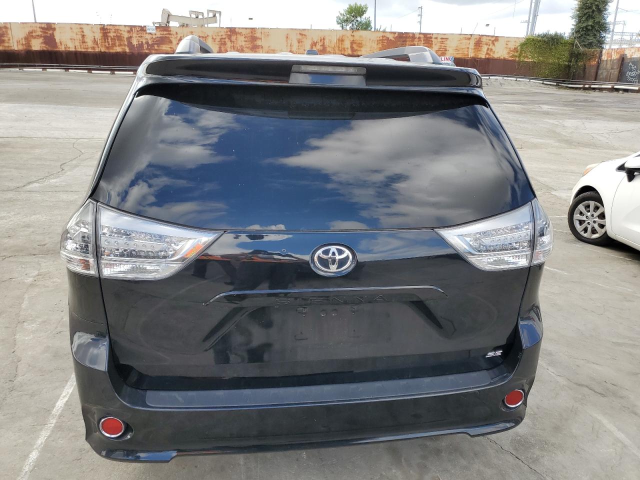 Photo 5 VIN: 5TDXZ3DC9HS777747 - TOYOTA SIENNA 