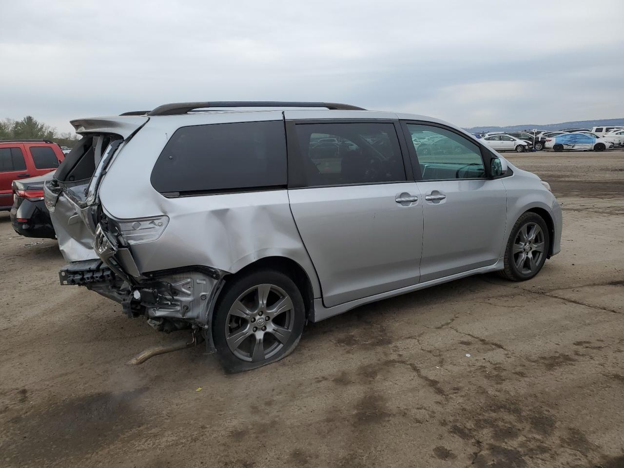 Photo 2 VIN: 5TDXZ3DC9HS834058 - TOYOTA SIENNA 