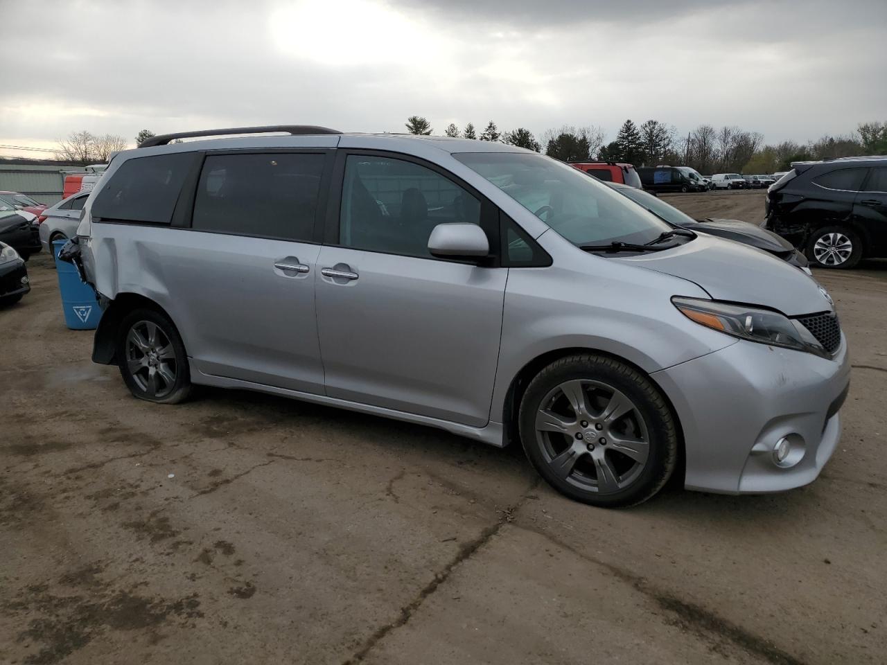 Photo 3 VIN: 5TDXZ3DC9HS834058 - TOYOTA SIENNA 