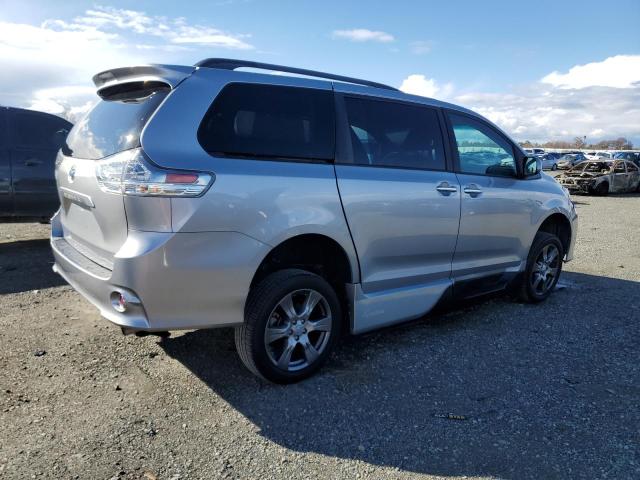 Photo 2 VIN: 5TDXZ3DCXHS813672 - TOYOTA SIENNA SE 