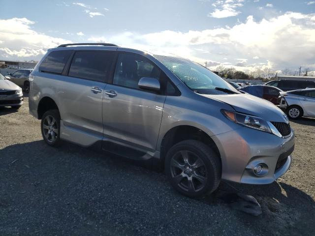 Photo 3 VIN: 5TDXZ3DCXHS813672 - TOYOTA SIENNA SE 