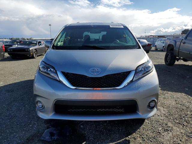 Photo 4 VIN: 5TDXZ3DCXHS813672 - TOYOTA SIENNA SE 