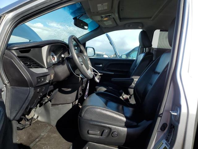 Photo 6 VIN: 5TDXZ3DCXHS813672 - TOYOTA SIENNA SE 