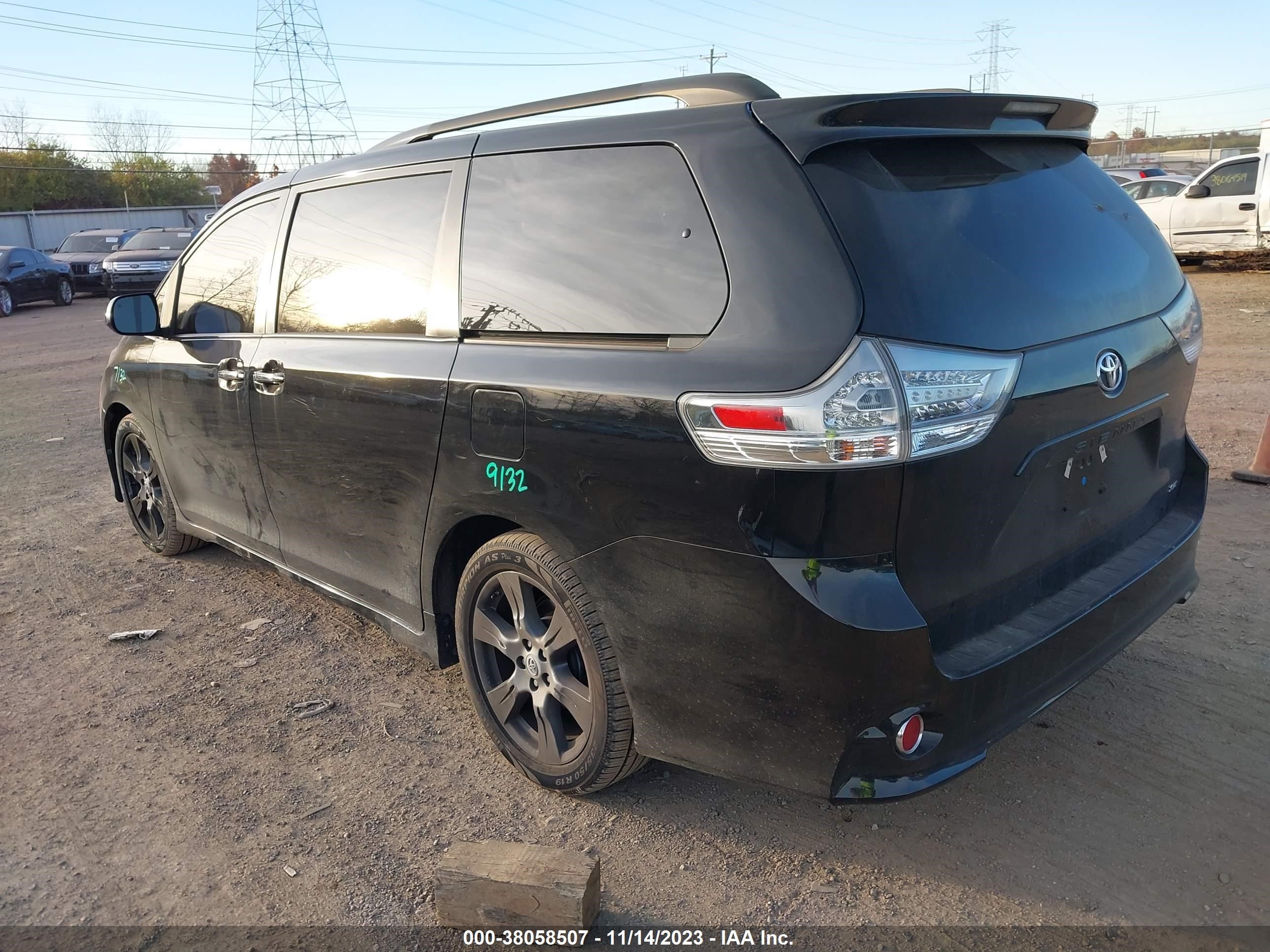 Photo 2 VIN: 5TDXZ3DCXHS829385 - TOYOTA SIENNA 