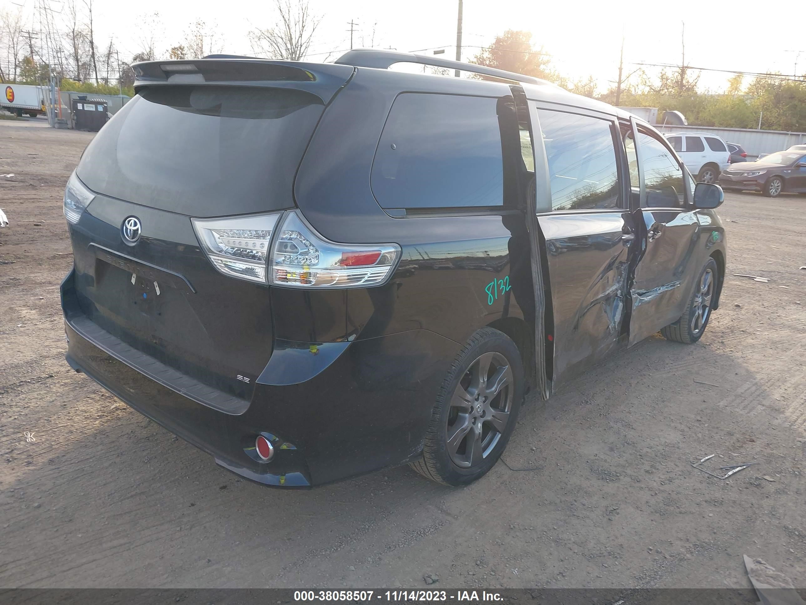 Photo 3 VIN: 5TDXZ3DCXHS829385 - TOYOTA SIENNA 