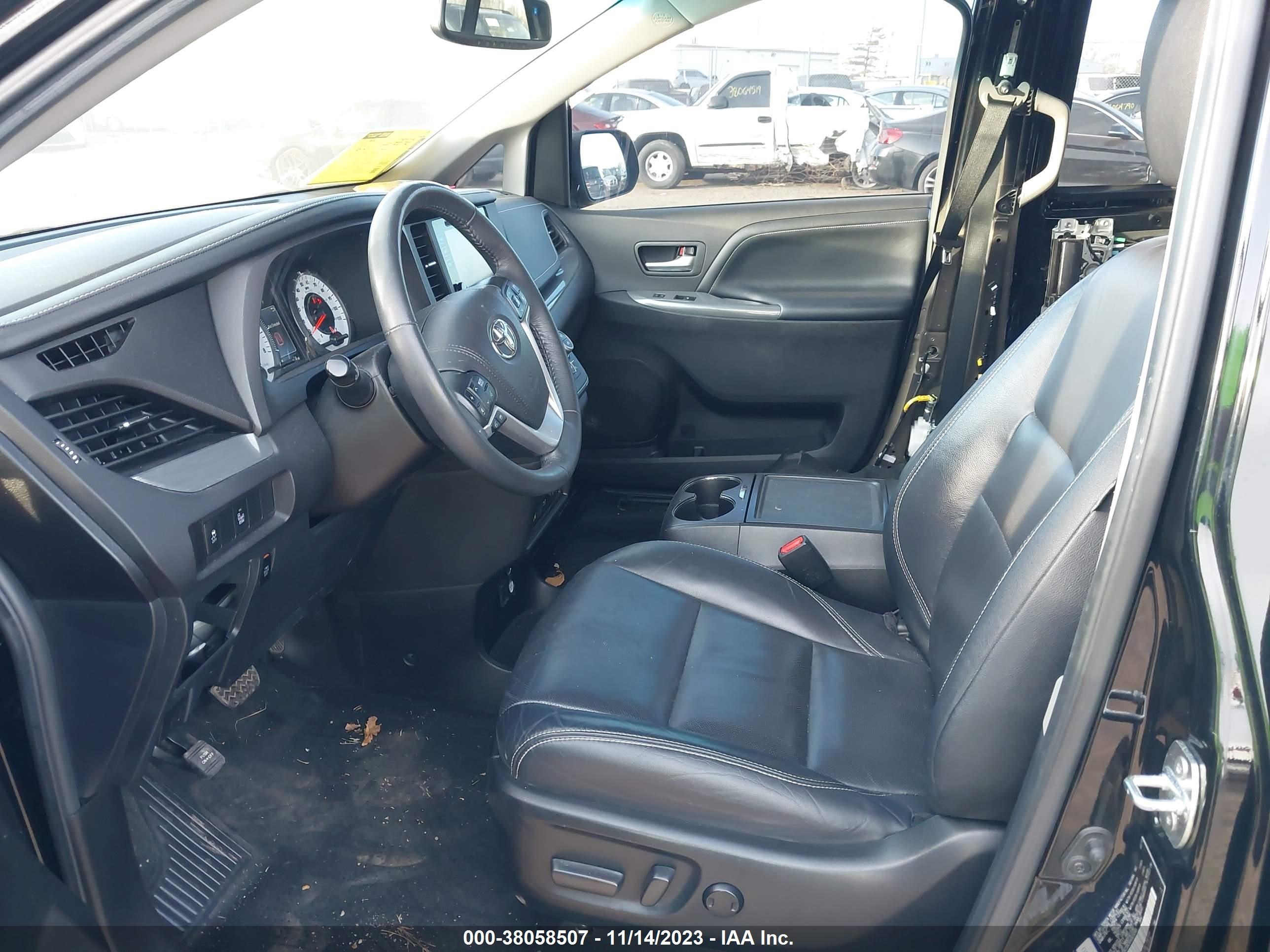 Photo 4 VIN: 5TDXZ3DCXHS829385 - TOYOTA SIENNA 