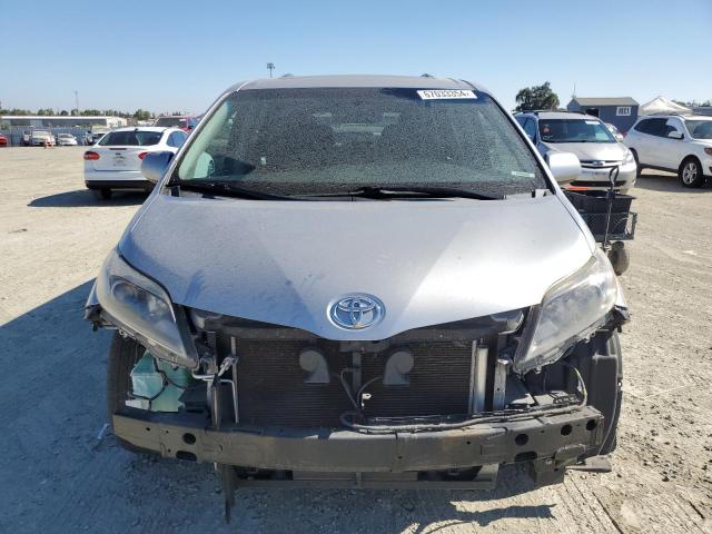 Photo 4 VIN: 5TDXZ3DCXHS878294 - TOYOTA SIENNA SE 