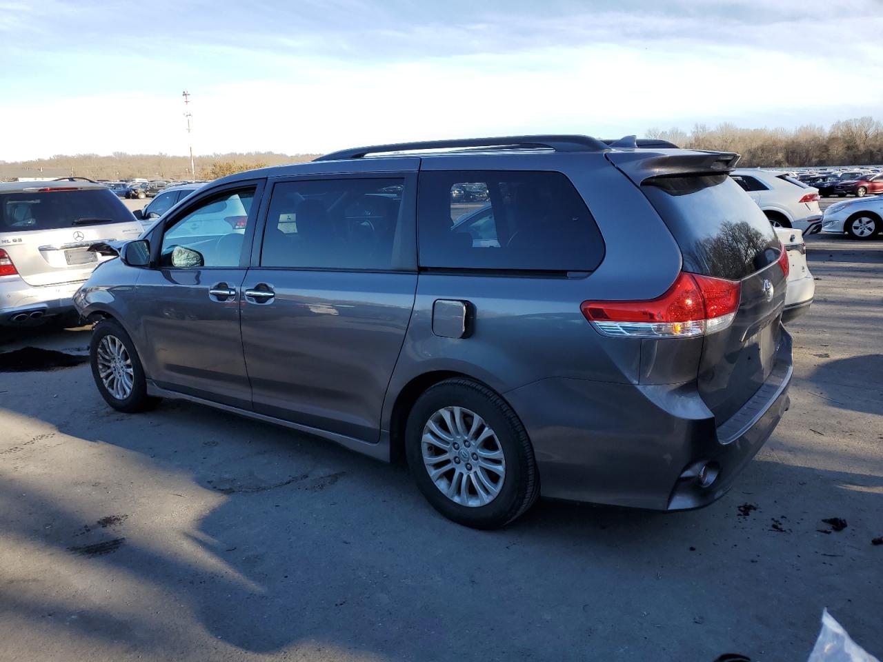 Photo 2 VIN: 5TDXZ3DCXKS973882 - TOYOTA SIENNA 