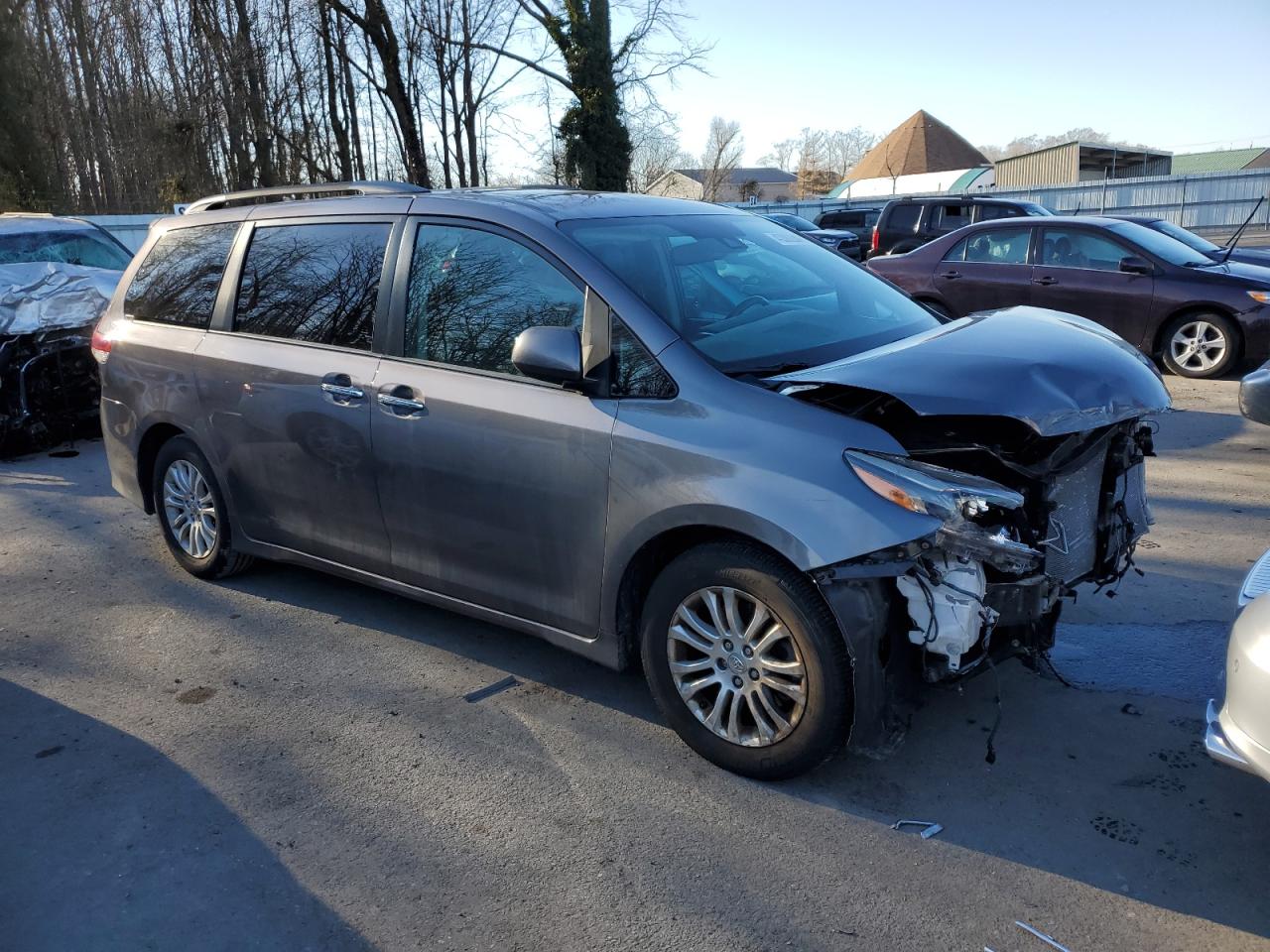 Photo 4 VIN: 5TDXZ3DCXKS973882 - TOYOTA SIENNA 