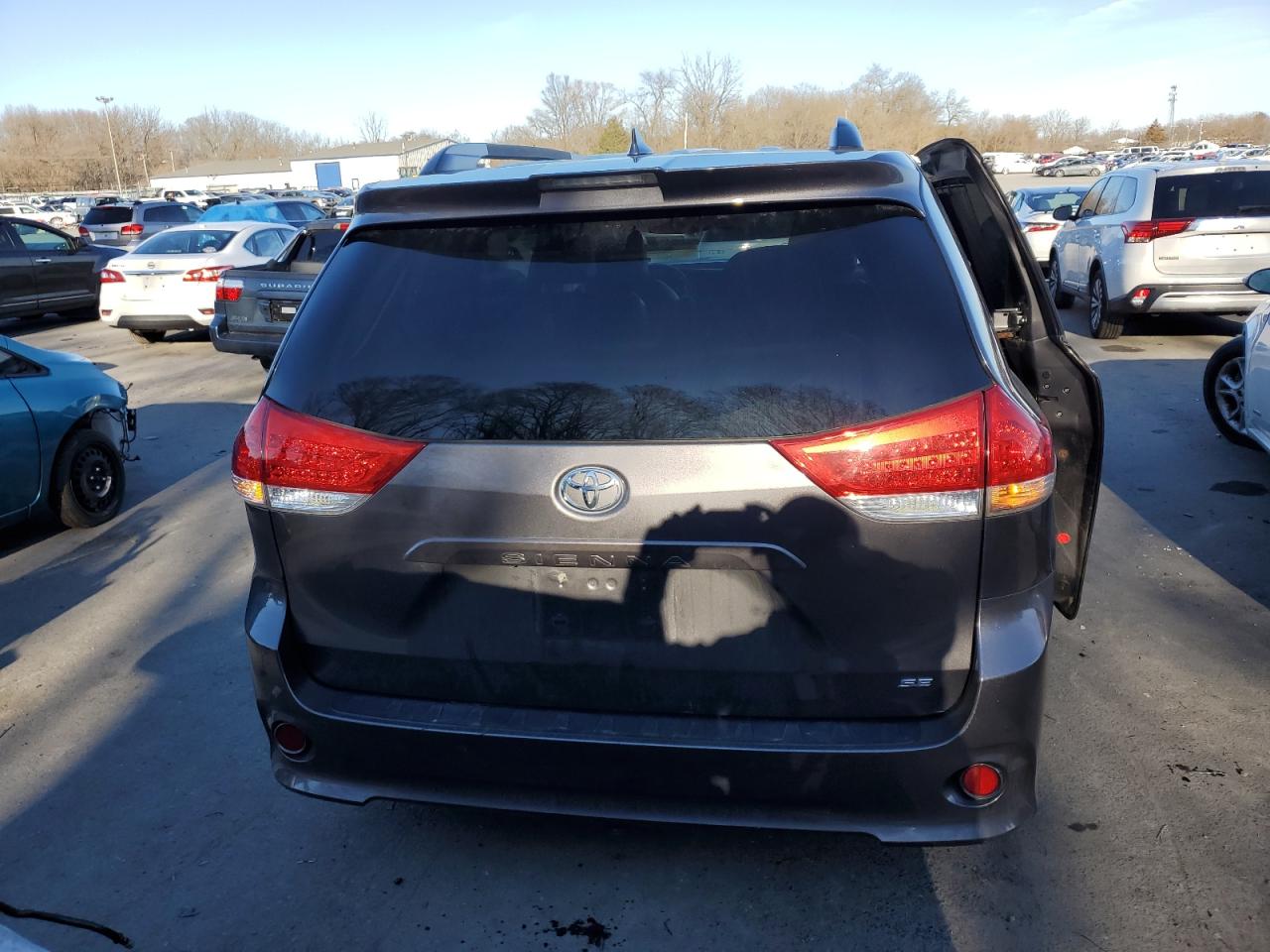 Photo 6 VIN: 5TDXZ3DCXKS973882 - TOYOTA SIENNA 