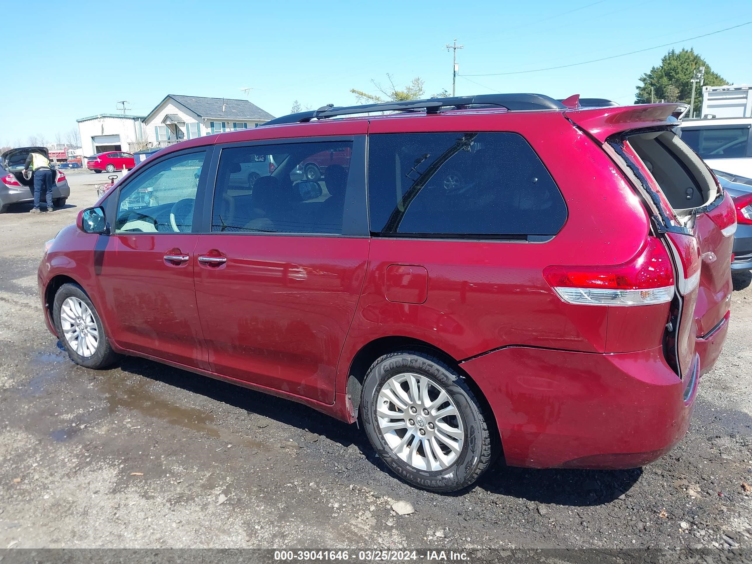 Photo 13 VIN: 5TDYK3DC0BS047998 - TOYOTA SIENNA 