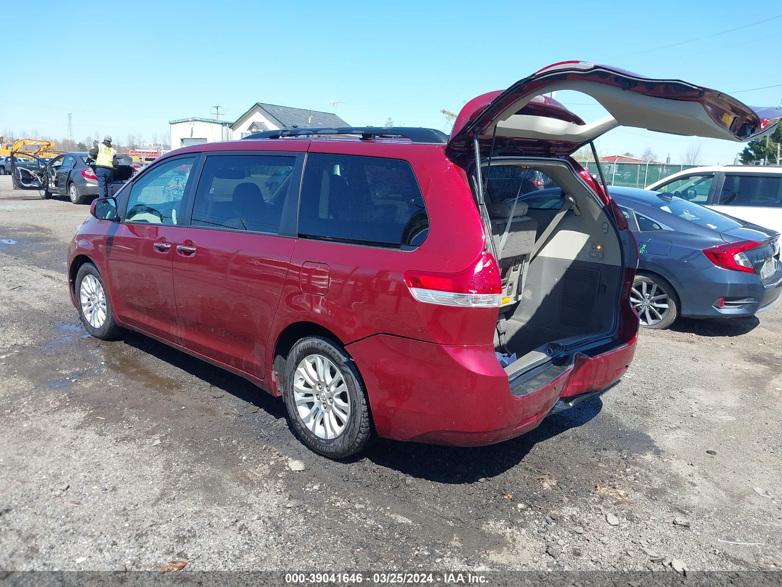 Photo 2 VIN: 5TDYK3DC0BS047998 - TOYOTA SIENNA 