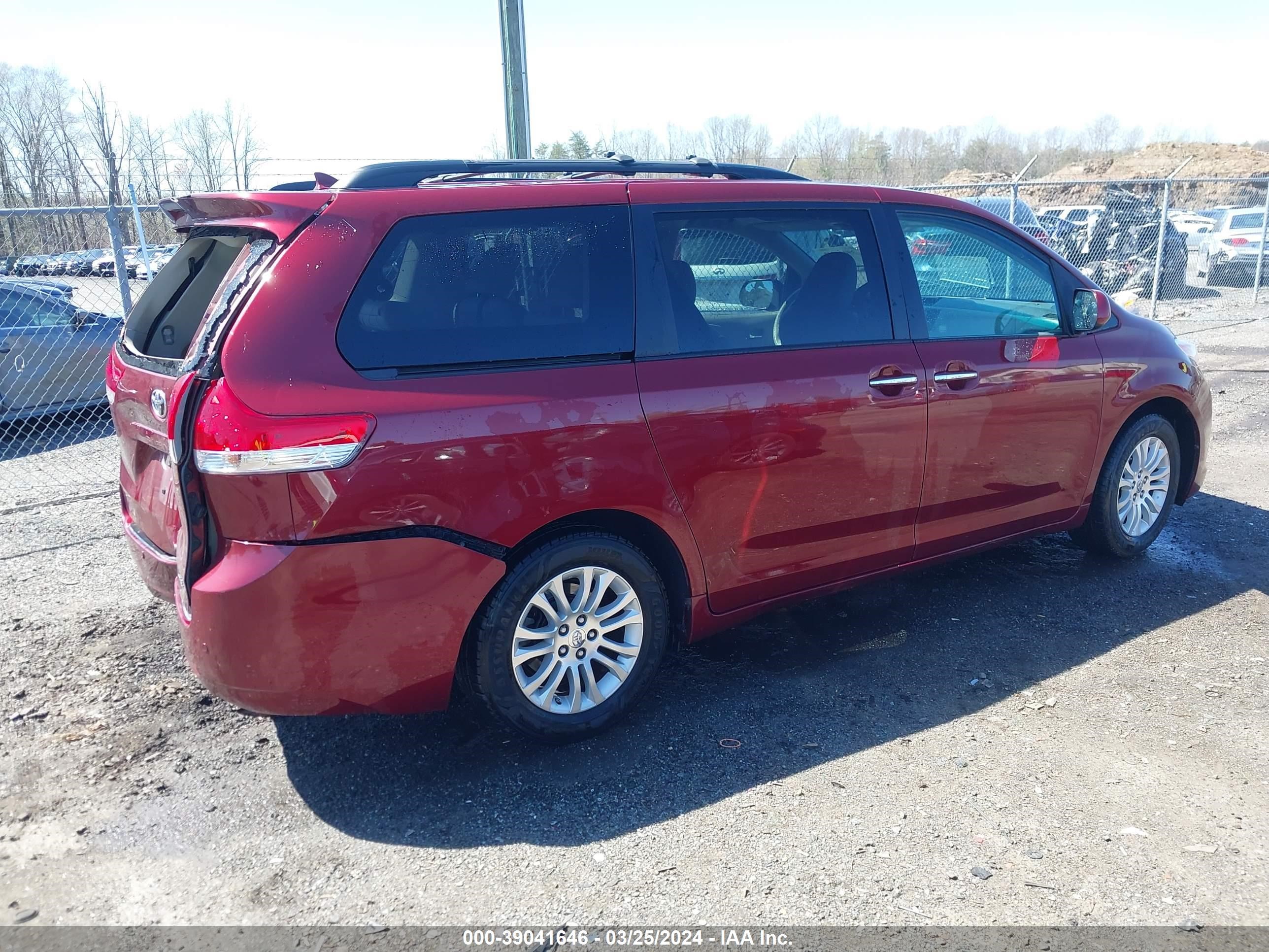 Photo 3 VIN: 5TDYK3DC0BS047998 - TOYOTA SIENNA 